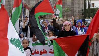 Manifestantes comemoram em apoio aos palestinos em Rabat, Marrocos