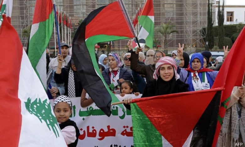 Manifestantes comemoram em apoio aos palestinos em Rabat, Marrocos