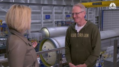 O CEO da Blue Origin fala com Morgan Brennan da CNBC na véspera do lançamento do foguete New Glenn da empresa