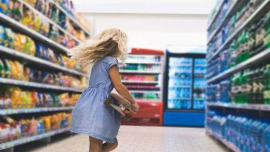 menina por trás em um corredor de supermercado