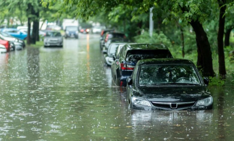 Carros submersos na água durante uma enchente