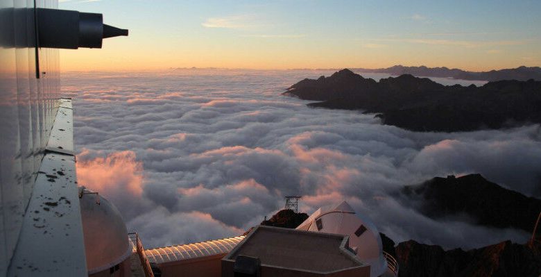 No observatório da montanha Pic du Midi chove de todas as direções - ideia