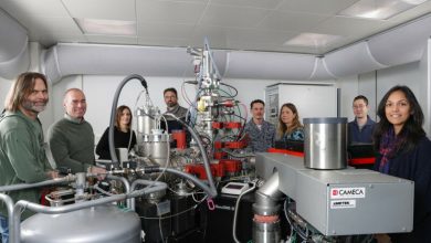 A equipe de pesquisa em torno do instrumento CryoNanoSIMS. © 2025 EPFL/Alain Herzog -