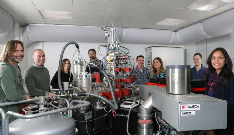 A equipe de pesquisa em torno do instrumento CryoNanoSIMS. © 2025 EPFL/Alain Herzog -