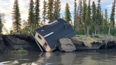 Figura 1: A infraestrutura em áreas de permafrost está ameaçada pela erosão das margens dos rios,