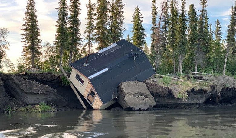 Figura 1: A infraestrutura em áreas de permafrost está ameaçada pela erosão das margens dos rios,