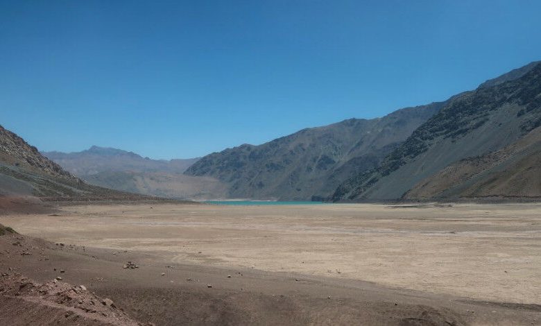 O reservatório de Yeso, no centro do Chile, durante uma seca extrema no verão 2