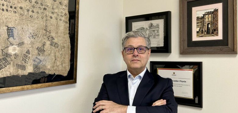 Julio Mercader, professor da Faculdade de Letras e da Faculdade de Ciências, é o