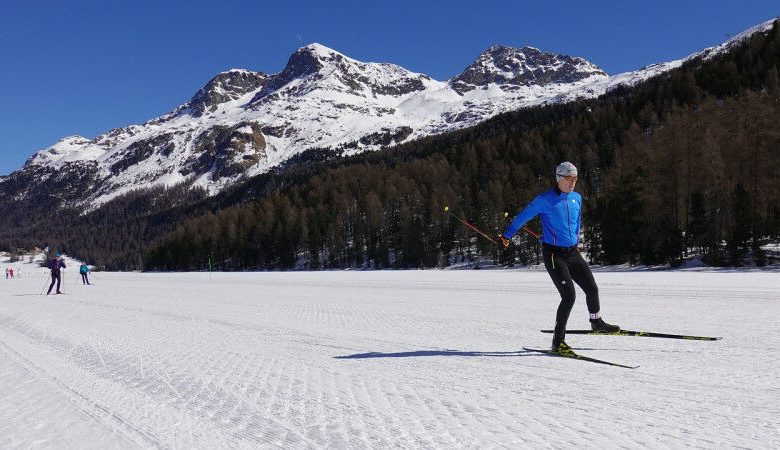 Devido ao atrito entre os esquis e a neve, a escolha dos esquis e da cera tem um