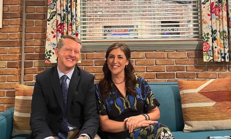 Mayim Bialik e Ken Jennings no set de Call Me Kat