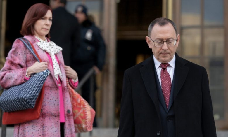 Carrie Preston como Elsbeth Tascioni e Michael Emerson como juiz Milton Crawford