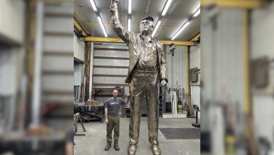 Momento icônico do punho de Donald Trump capturado em uma estátua gigante de bronze