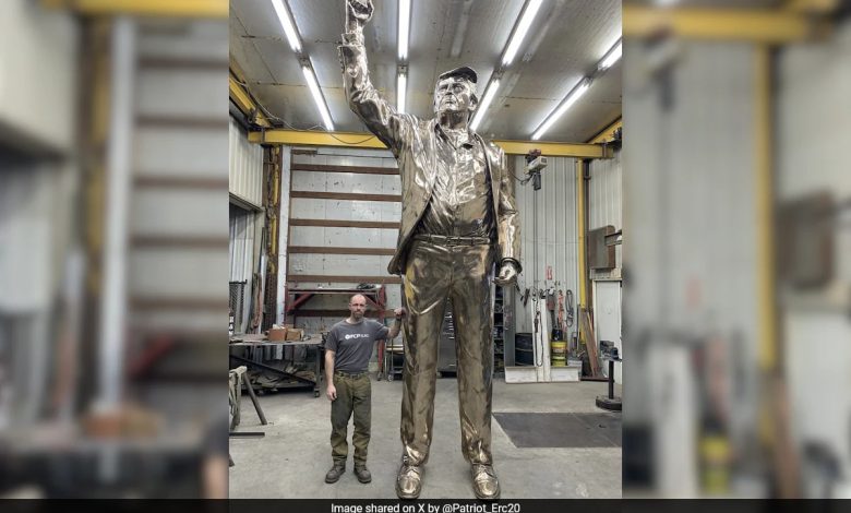 Momento icônico do punho de Donald Trump capturado em uma estátua gigante de bronze