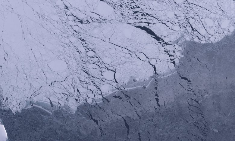 ‘Água quente’ do fundo do mar fluindo em direção a uma das maiores plataformas de gelo da Antártida