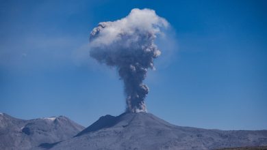 Monte Ibu, na Indonésia, entra em erupção, expelindo lava quente e fumaça