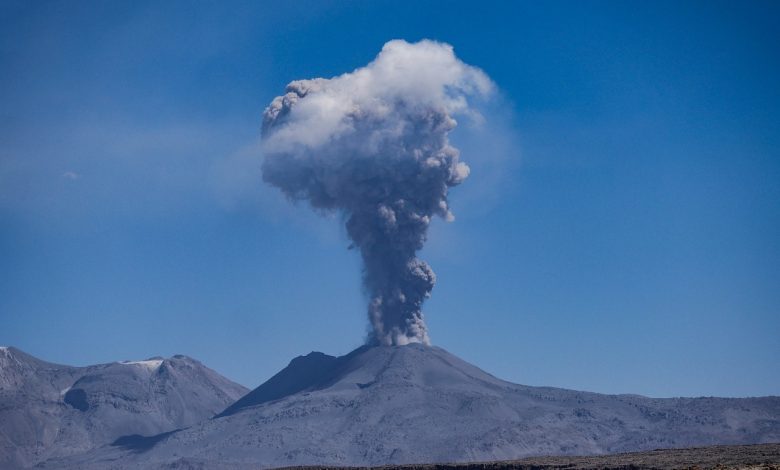 Monte Ibu, na Indonésia, entra em erupção, expelindo lava quente e fumaça