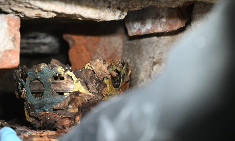 Uma coroa de ouro manchada em uma cavidade escondida de uma parede de tijolos