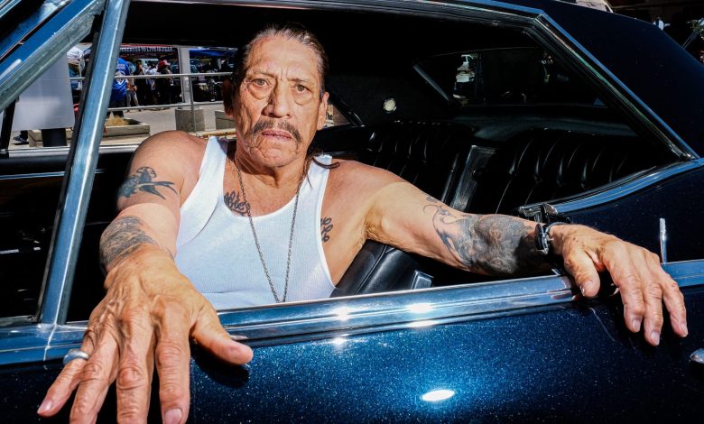 O ator Danny Trejo conhece e se destaca no salão de carros clássicos de Palmdale, CA.