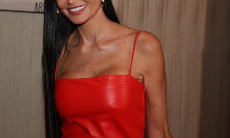 Demi Moore usou vestido vermelho no Globo de Ouro