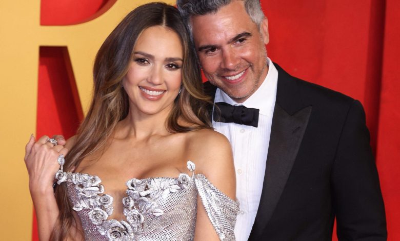 Jessica Alba e Cash Warren na festa do Oscar da Vanity Fair de 2024