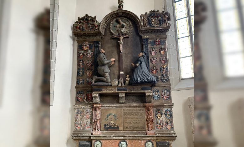 Uma foto de uma estátua pintada dentro de uma igreja gótica