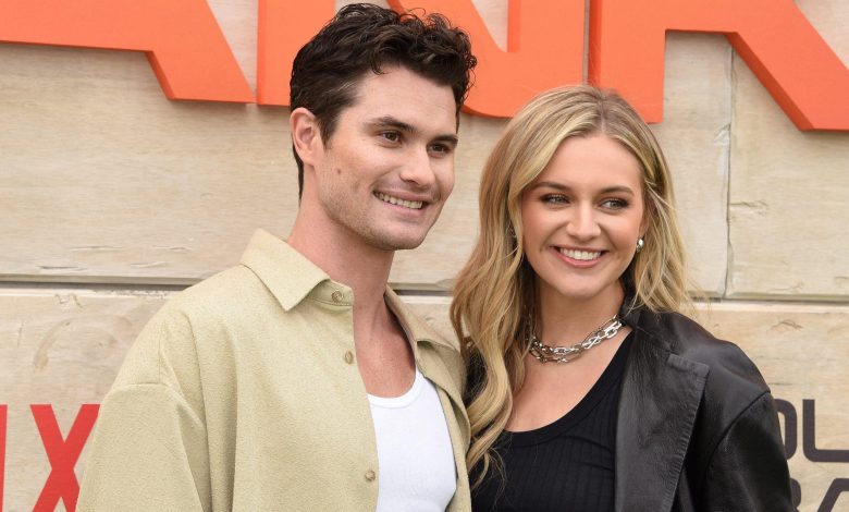 Kelsea Ballerini e Chase Stokes participam de Poguelandia: An Outer Banks Season 4 Experience Red Carpet