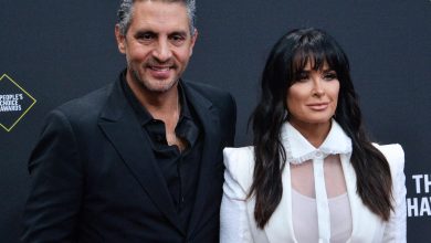 Mauricio Umansky e Kyle Richards participam do E! People's Choice Awards em Santa Mônica