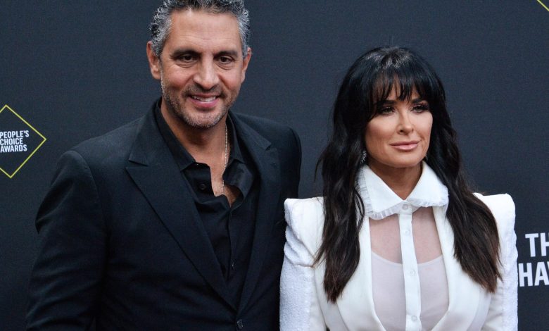 Mauricio Umansky e Kyle Richards participam do E! People's Choice Awards em Santa Mônica