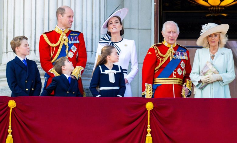 Príncipe William de Gales, Catarina Princesa de Gales, Príncipe George, Princesa Charlotte, Príncipe Louis durante aparição na varanda do Palácio de Buckingham para assistir ao sobrevoo durante a cerimônia Trooping the Color 2024.