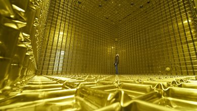 Vista de uma sala com close do material de grade metálica que cobre o chão, a parede e o teto