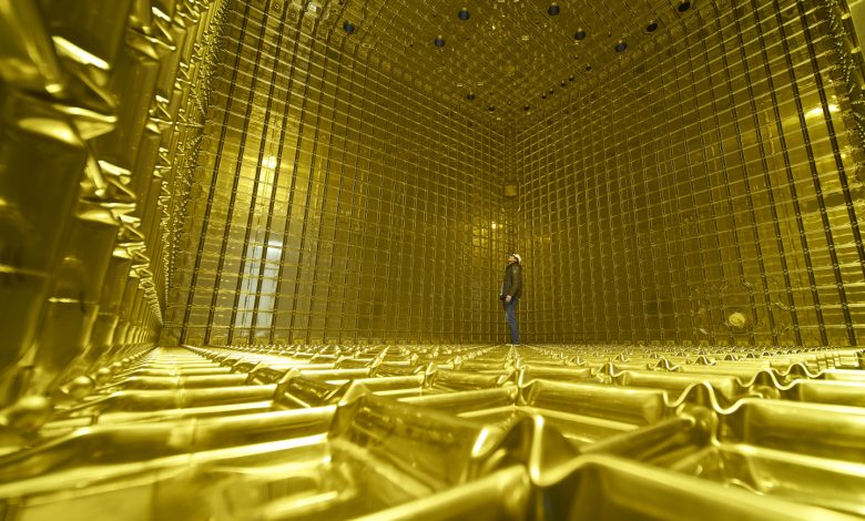 Vista de uma sala com close do material de grade metálica que cobre o chão, a parede e o teto