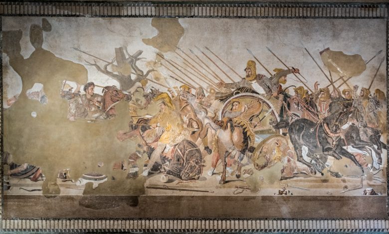 Uma visão completa do mosaico de Alexandre, o Grande, que o mostra cavalgando para a batalha