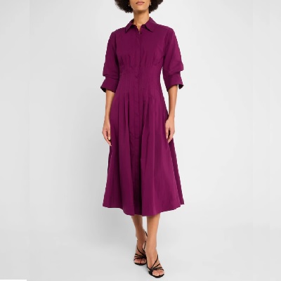 Uma mulher usando um vestido midi roxo com salto preto