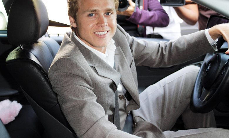 Spencer Pratt sorri dentro de um carro