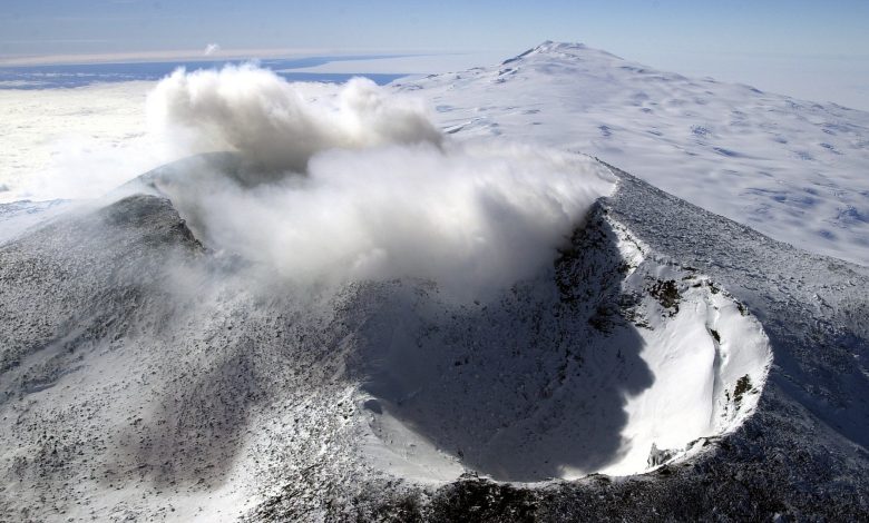 O derretimento do gelo da Antártica pode causar a erupção de 100 vulcões ocultos