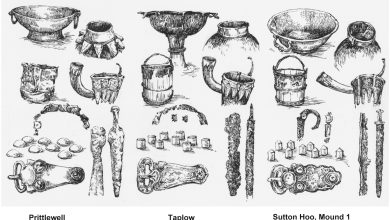 Um desenho em preto e branco de artefatos encontrados nas primeiras sepulturas inglesas