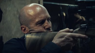 Levon de Statham segurando um rifle em A Working Man