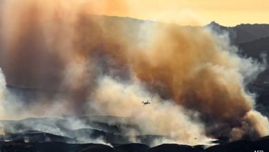 Aviões-tanque combatem incêndios florestais em Los Angeles em céus frenéticos