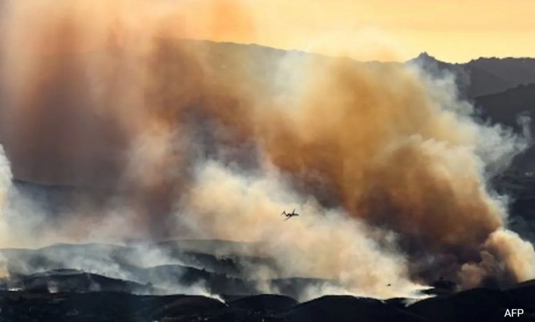 Aviões-tanque combatem incêndios florestais em Los Angeles em céus frenéticos