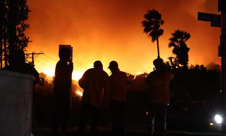 Pacific Palisades incendeia enquanto consome casas e bairros de moradores