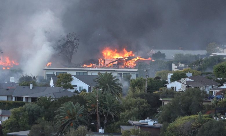 Pacific Palisades incendeia enquanto consome casas e bairros de moradores