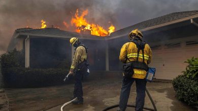 Bombeiros apagando incêndios florestais na Califórnia em 2025