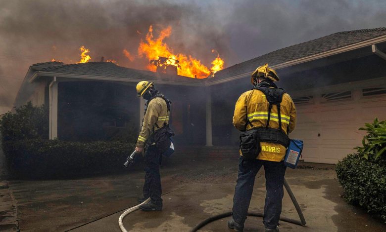 Bombeiros apagando incêndios florestais na Califórnia em 2025