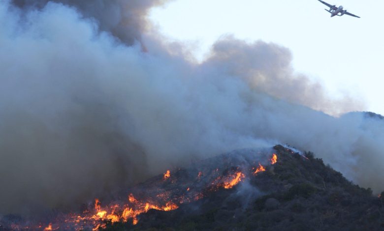 Pacific Palisades incendeia enquanto consome casas e bairros de moradores