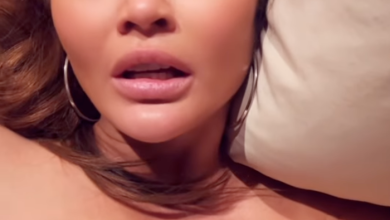 Chrissy Teigen na cama falando sobre a proibição do TikTok