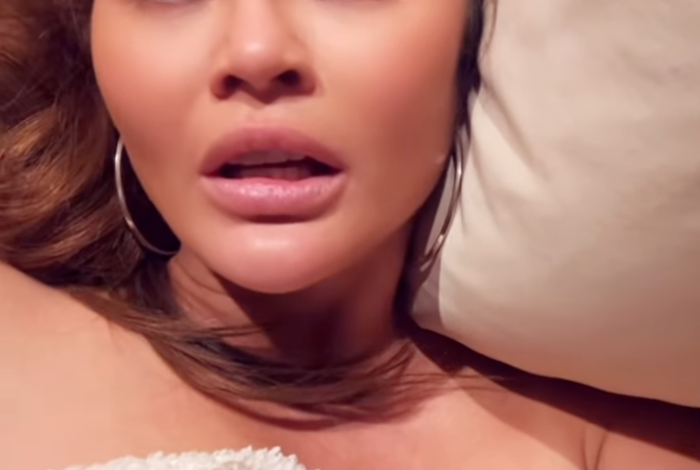 Chrissy Teigen na cama falando sobre a proibição do TikTok