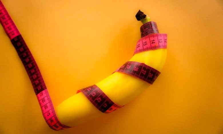 Imagem conceitual de uma banana embrulhada com uma fita métrica rosa em um fundo amarelo brilhante.