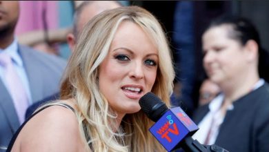 Stormy Daniels testemunhou detalhadamente sobre seu suposto encontro com Trump em um hotel em Navada.