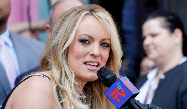 Stormy Daniels testemunhou detalhadamente sobre seu suposto encontro com Trump em um hotel em Navada.