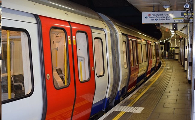 Passageiros do metrô de Londres viajam com roupas íntimas coloridas para afastar a tristeza do inverno